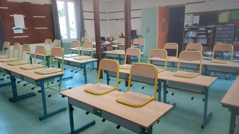 De nouveaux bureaux a l ecole classe neusa 1